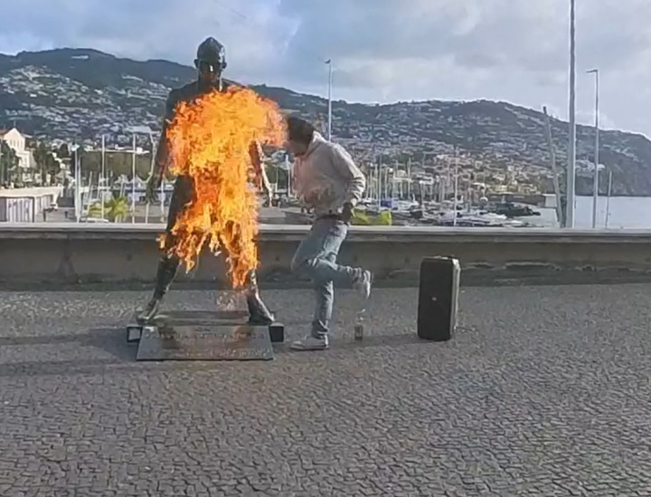 九游电脑版-记录报:焚烧C罗雕像的男子被警方抓获,并送往精神病院